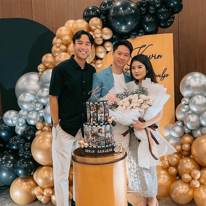 <p>Salah satu tamu yang hadir menyaksikan momen romantis itu adalah penyanyi Vidi Aldiano. Ia mengunggah sederet momen lamaran pasangan ini ke Instagram. (Foto: Instagram @vidialdiano)</p>