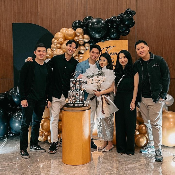 <p>Digelar secara tertutup, Kevin Sanjaya dan Valencia Tanoesoedibjo hanya mengundang sejumlah kerabat dekat saja, Bunda. (Foto: Instagram @vidialdiano)</p>