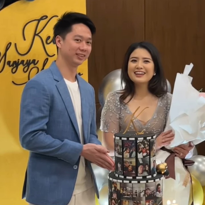 <p>Dalam foto dan video yang dibagikan oleh Vidi, pasangan ini terlihat sangat bahagia. Valencia tampak memegang buket bunga pemberian Kevin Sanjaya. Di hadapan mereka, terdapat pula kue yang berhiaskan foto-foto kenangan selama pacaran. (Foto: Instagram @vidialdiano)</p>