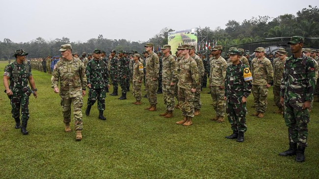 KSAL Laksamana TNI Yudo Margono memimpin pasukan laut pada operasi pendaratan amfibi di Pantai Todak, Dabo Singkep pada Kamis (4/8).