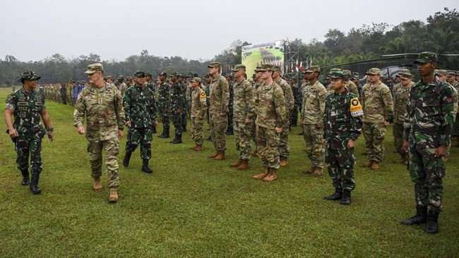 KSAL Terjun Langsung Pimpin Operasi Amfibi Super Garuda Shield 2022 KSAL Laksamana TNI Yudo Margono memimpin pasukan laut pada operasi pendaratan amfibi di Pantai Todak, Dabo Singkep pada Kamis (4/8).
