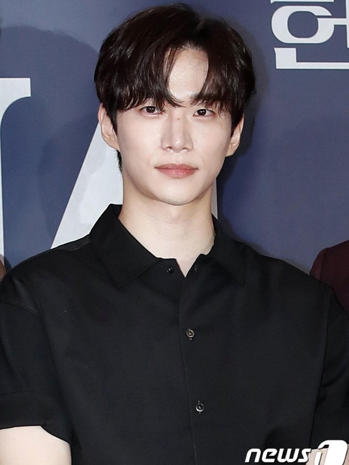 Tak ketinggalan, aktor sekaligus anggota grup 2PM yaitu Lee Jun Ho juga terlihat menawan dalam premiere film The Hunt dengan pakaian serba hitam./ Foto: NewsC/twitter.com/nuneoeyesmile