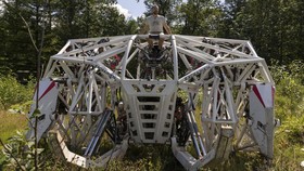 FOTO: Mekanik Kanada Wujudkan Robot Mecha ke Dunia Nyata