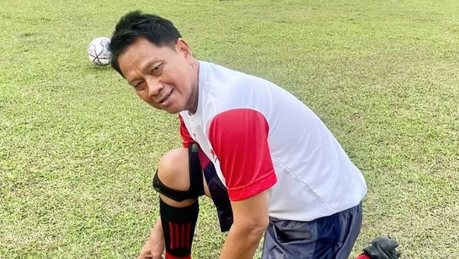 Mundari Karya yang pernah punya tugas besar menjaga Diego Maradona kini menjadi pemandu pemain muda.