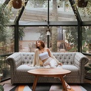 Inspirasi Gaya Feminin Bernuansa Vintage Memakai Busana Rajutan ala Nadin Amizah