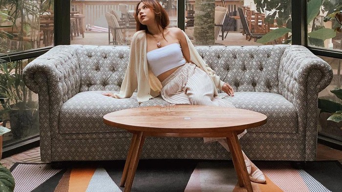 Inspirasi Gaya Feminin Bernuansa Vintage Memakai Busana Rajutan ala Nadin Amizah