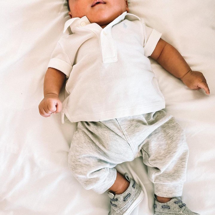 <p>Nah, kalau ini Issa dengan pakaian bernuansa putih dan abu-abu. Tak lupa kacamata hitam yang membuat OOTD-nya tampak <em>fashionable.</em> (Foto: Instagram @nikitawillyofficial94)</p>