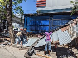 Pedestrian Dikuasai PKL, Satpol PP Bongkar 13 Lapak Liar di Makassar