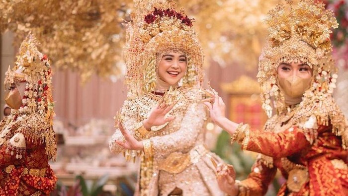 Perpaduan Hijab dengan Mahkota Pengantin dari Beberapa Adat di Indonesia