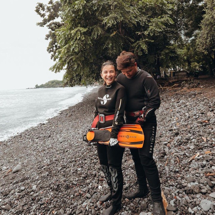 <p>Ternyata pasangan yang beda empat tahun ini memiliki hobi yang sama, Bunda. Chelsea dan Glenn gemar melakukan <em>diving</em>, lho. (Foto: Instagram: @chelseaoliviaa)</p>