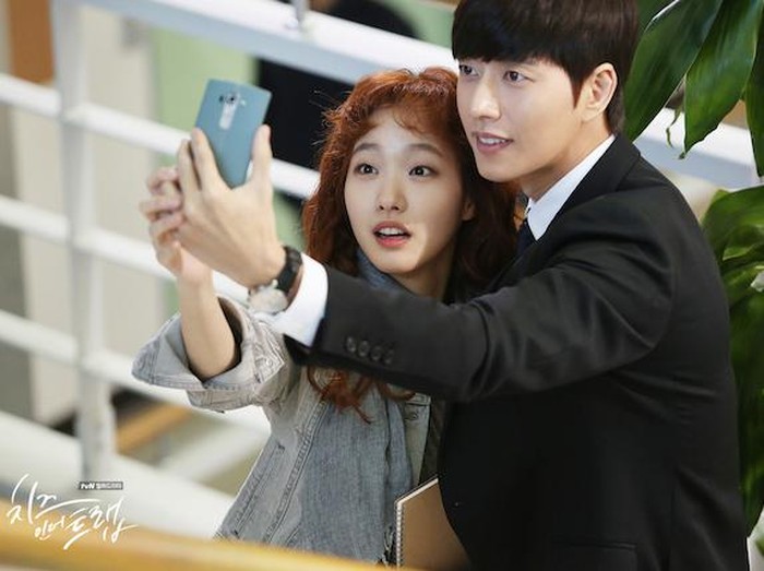 Potret Kim Go Eun dan Park Hae Jin dalam drama Cheese in the Trap