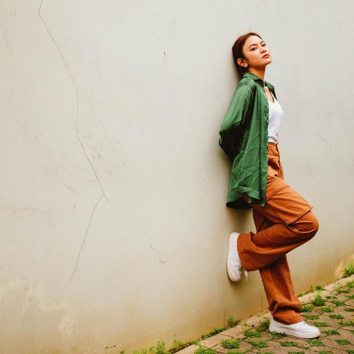 <p>Kalau ingin lebih berwarna, Bunda bisa lihat gaya Mahalini yang satu ini. Ia memadukan kemeja hijau sebagai outer dan <em>cardo pants</em> warna cokelat. (Foto: Instagram: @mahaliniraharja)</p>