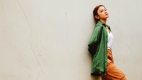 <p>Kalau ingin lebih berwarna, Bunda bisa lihat gaya Mahalini yang satu ini. Ia memadukan kemeja hijau sebagai outer dan <em>cardo pants</em> warna cokelat. (Foto: Instagram: @mahaliniraharja)</p>