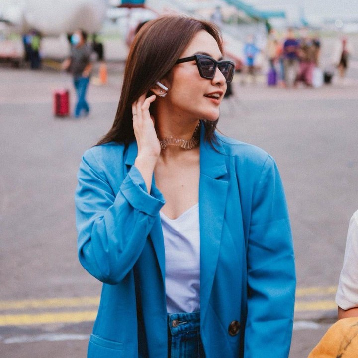 <p>Mahalini juga pernah memadukan blazer biru terang dengan celana jeans, lho. Ternyata bisa jadi inspirasi formal kalau ke kantor, lho. (Foto: Instagram: @mahaliniraharja)</p>