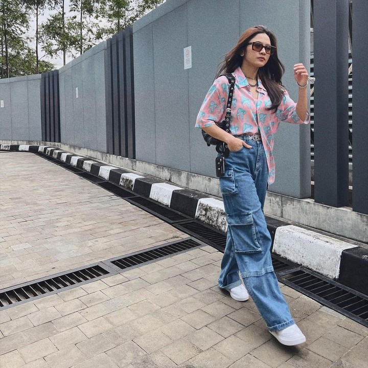 <p>Saat berakhir pekan lebih baik gunakan pakaian yang santai. Mahalini memadukan kemeja motif warna cerah dengan celana jeans, nih. Enggak lupa pakai sneakers agar nyaman saat jalan-jalan, ya. (Foto: Instagram: @mahaliniraharja)</p>