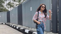 <p>Saat berakhir pekan lebih baik gunakan pakaian yang santai. Mahalini memadukan kemeja motif warna cerah dengan celana jeans, nih. Enggak lupa pakai sneakers agar nyaman saat jalan-jalan, ya. (Foto: Instagram: @mahaliniraharja)</p>