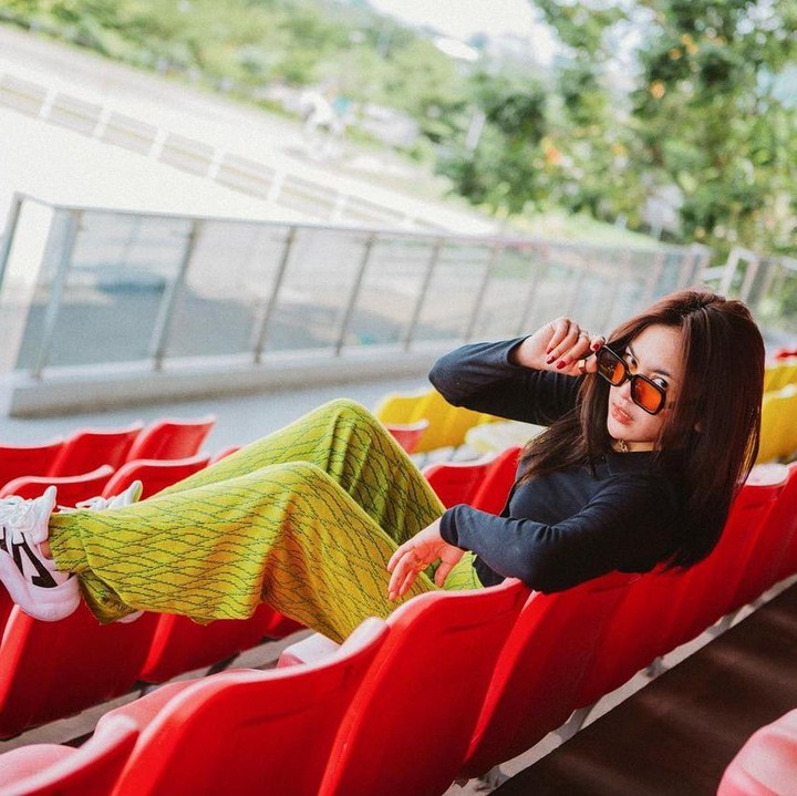 <p>Mahalini juga terlihat cantik ketika mengenakan kaos hitam lengan panjang dan celana hijau bermotif. Padukan juga dengan sepatu <em>sport</em> warna putih agar lebih keren, Bun! (Foto: Instagram: @mahaliniraharja)</p>