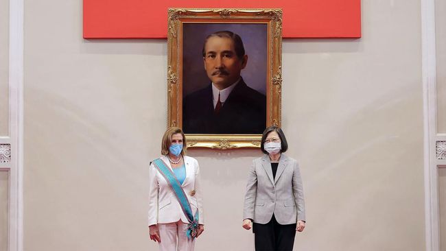 Taiwan Diserbu Serangan Siber Diduga dari China Taiwan kena serangan siber yang diduga berasal dari China. Salah satu serangan menyebut Ketua DPR AS, Nancy Pelosi sebagai penyihir tua.