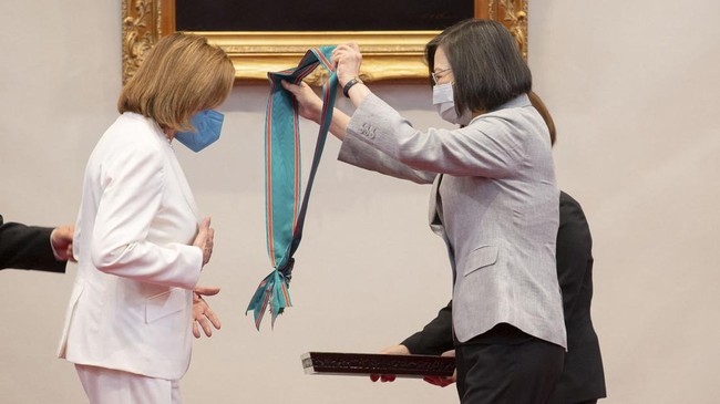 China 'Gebuk' Taiwan dengan Segudang Sanksi Gara-gara Lawatan Pelosi Pemerintah China menyetop sementara ekspor pasir alam ke Taiwan buntut dari kunjungan Ketua DPR AS Nancy Pelosi.