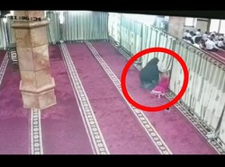 Miris, Seorang Wanita Ajak Anak Curi Tas di Masjid Terekam CCTV