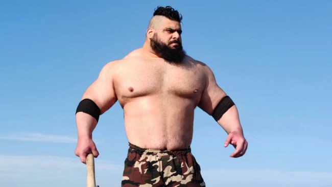 Sajad Gharibi atau yang dikenal sebagai Hulk Iran malu setelah kalah TKO ronde pertama dari Kazakh Titan dalam duel tinju di Dubai.