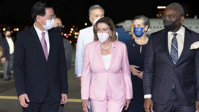 Nancy Pelosi merupakan perempuan pertama yang menjabat sebagai Ketua DPR AS dan telah lama vokal sebagai kritikus China dan pemerhati isu hak asasi manusia.