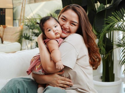 Kisah 5 Bunda Seleb yang Alami Baby Blues, Ada yang Sampai Teriak-teriak di RS