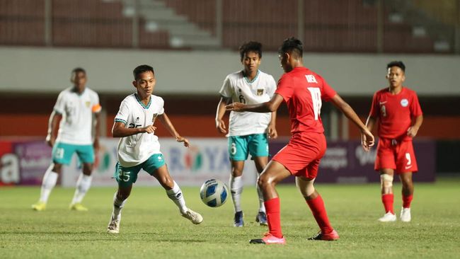 Netizen kritik PSSI usai Timnas Indonesia U-16 tak pakai pita hitam ketika melawan Singapura di Piala AFF U-16 2022, Rabu (3/8).