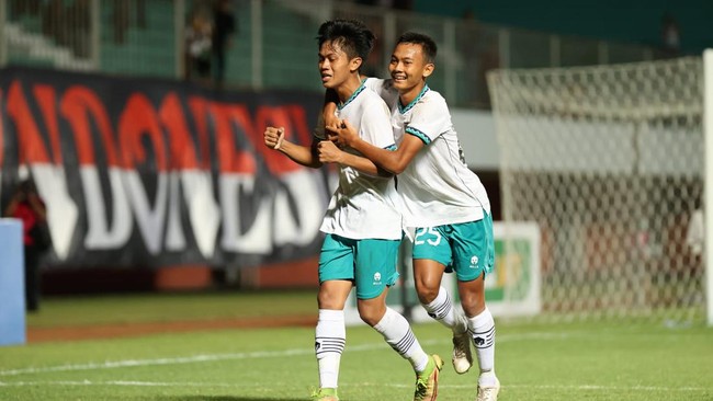 Timnas Indonesia U-16 akan melakoni pertandingan Grup A Piala AFF U-16 2022 dengan melawan Vietnam, Sabtu (6/8). Berikut link live streaming laga ini.