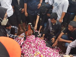Suporter PSS Sleman Iringi Pemakaman Jenazah Tri Fajar
