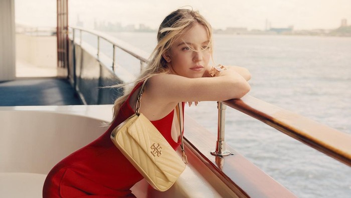 Makin Melejit di Dunia Akting dan Fashion, Sydney Sweeney Jadi Bintang Iklan Tas Tory Burch Makin Melejit di Dunia Akting dan Fashion, Sydney Sweeney Jadi Bintang Iklan Tas Tory Burch