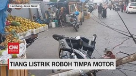 VIDEO: Tiang Listrik Roboh Timpa Motor