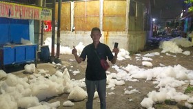 Busa Limbah Sungai Kalidami Surabaya Beterbangan Masuk ke Rumah Warga