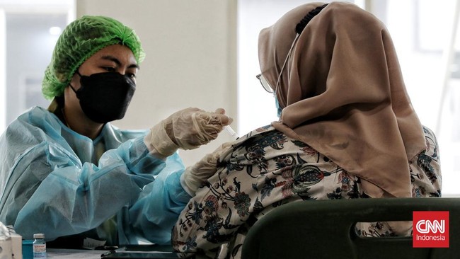 FOTO: Vaksin Booster Kedua untuk Nakes dan Relawan RSDC Wisma Atlit