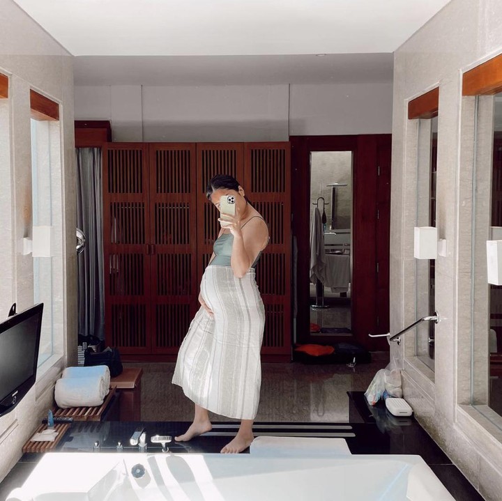 <p>Wanita berusia 33 tahun ini pun masih sibuk bekerja, lho Bunda. Wah semoga Gya sehat-sehat terus ya. (Foto: Instagram @gyaps)</p>