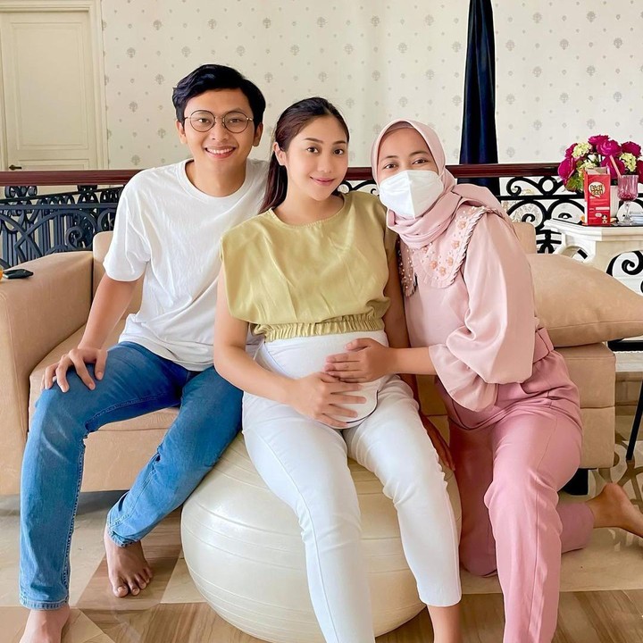<p>Winona dan Galih juga mengikuti kelas <em>hypnobirthing</em> dan <em>child education</em> dengan bidan sebagai persiapan bersalin dan pasca bersalin, lho. (Foto: Instagram @nonawilly16)</p>