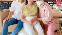 <p>Winona dan Galih juga mengikuti kelas <em>hypnobirthing</em> dan <em>child education</em> dengan bidan sebagai persiapan bersalin dan pasca bersalin, lho. (Foto: Instagram @nonawilly16)</p>