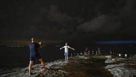FOTO: Turis Tetap Datangi Pantai Perbatasan Saat China-Taiwan Memanas