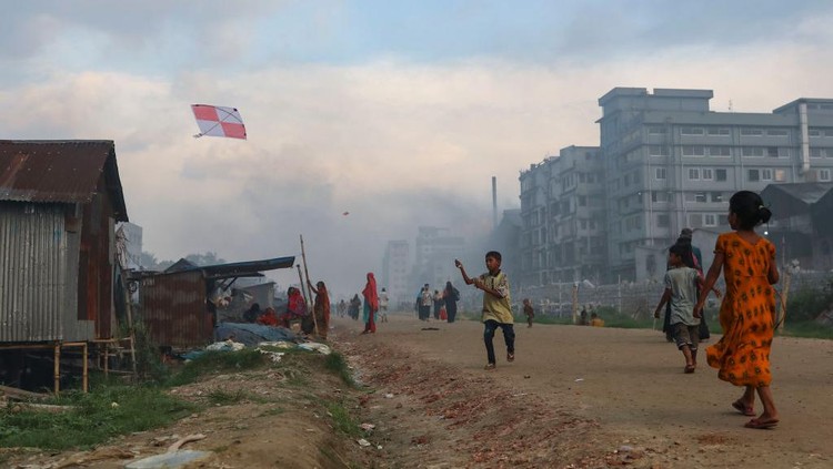 Women and children are vulnerable condition an air polluted area as smoke rises from a re-rolling mill in Dhaka, Bangladesh, August 03, 2022. Air pollution levels in developing countries such as Bangladesh with a relatively young population pose an inordinate health risk for many years to come unless significant environmental control measures are effectively undertaken.  (Photo by Kazi Salahuddin Razu/NurPhoto via Getty Images)