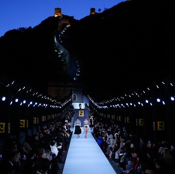 img-title Dari Gurun Gobi hingga Tembok Besar China, Ini Lokasi Fashion Show Paling Unik dan Spektakuler!