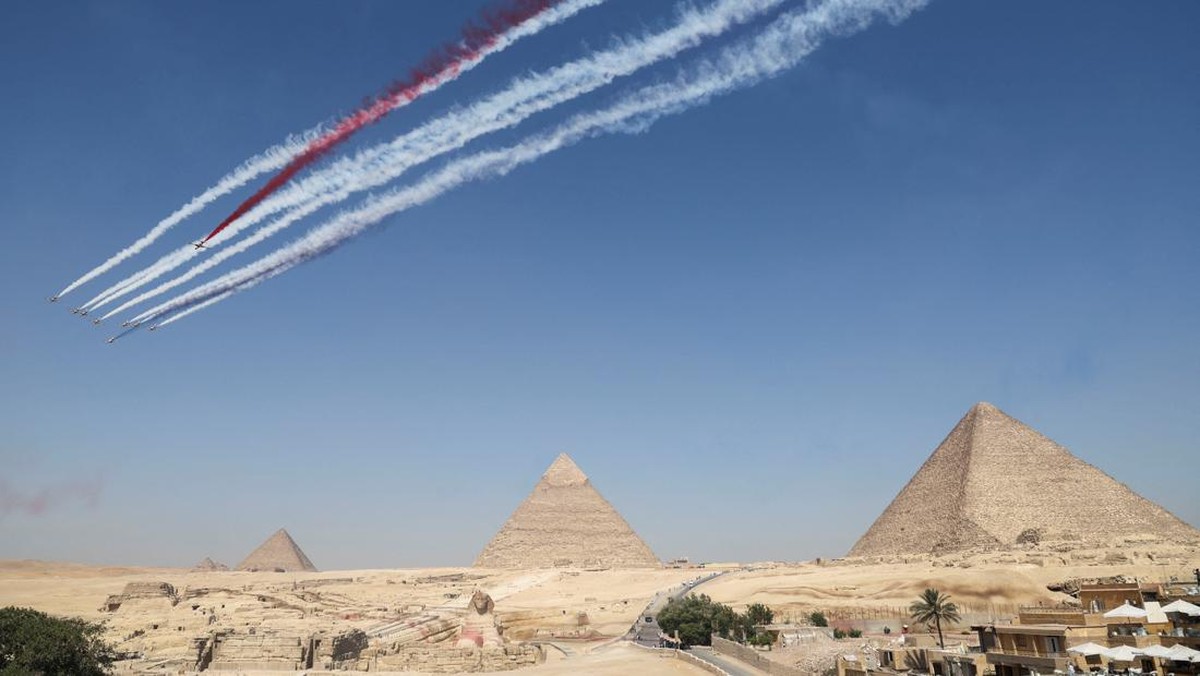 FOTO: Aksi Memukau Tim Aerobatik Mesir-Korsel di Piramida Air Show