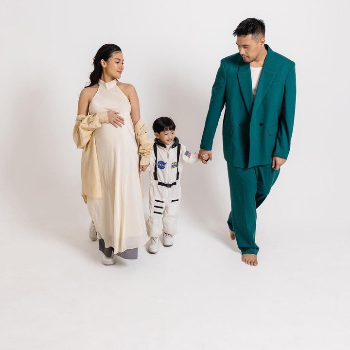 <p>Baru-baru ini Adrian dan Libra menyempatkan diri untuk melakukan maternity shoot, "Bertiga dulu soalnya bentar lagi jadi ber-4.. mohon doanya teman-teman.." Tulis Adrian. (Foto: Instagram @adriankhalif)</p>