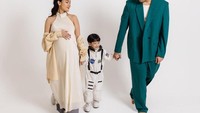 <p>Baru-baru ini Adrian dan Libra menyempatkan diri untuk melakukan maternity shoot, "Bertiga dulu soalnya bentar lagi jadi ber-4.. mohon doanya teman-teman.." Tulis Adrian. (Foto: Instagram @adriankhalif)</p>