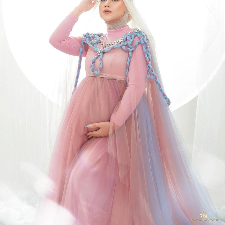 <p>Baru-baru ini, Bella dan Ammar melangsungkan maternity shoot nih Bunda. Bella terlihat cantik sekali dengan gaun bernuansa pink dan biru. Kecantikannya saat hamil membuat ia disebut bak bidadari nih. (Foto: Instagram @_irishbella_)</p>