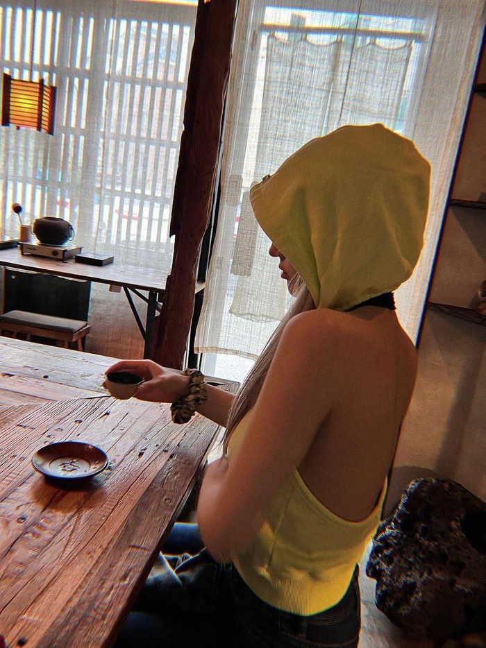 Beauties mau coba tampil kece dengan backless? Coba tiru gaya dari Jeon So Mi. Ia memakai backless model hoodie. Untuk melengkapi penampilannya, si cantik ini pakai celana jeans dan sneakers/ Foto/: instagram.com/somsomi0309