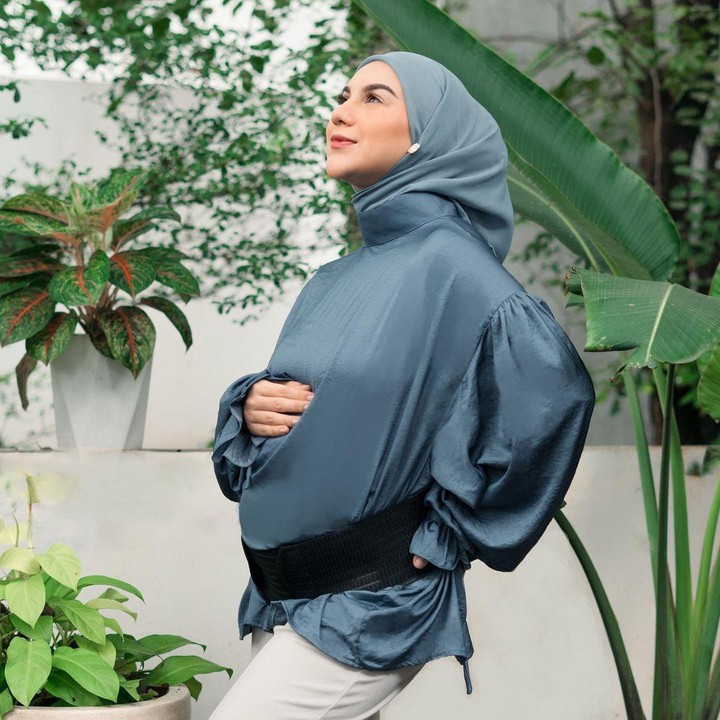 <p>Bella juga kerap mengunggah gaya berpakaiannya selama hamil nih Bunda. Terlihat keren dan trendy banget. (Foto: Instagram @_irishbella_)</p>