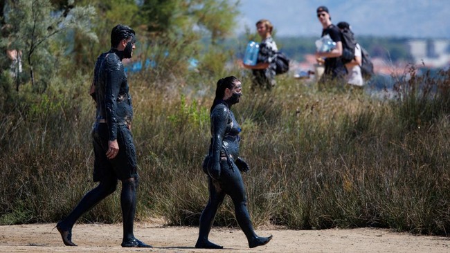 FOTO: Terapi Mandi Lumpur di Pantai Queen Kroasia