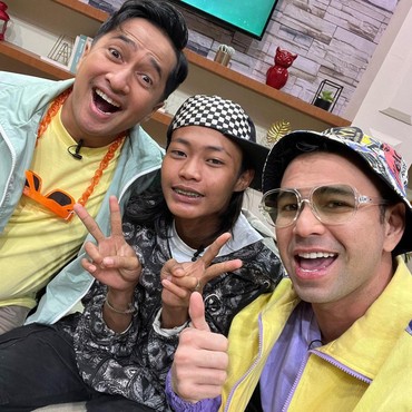 Disebut Monyet, Intip 9 Potret Bonge Bareng Artis Top Tanah Air