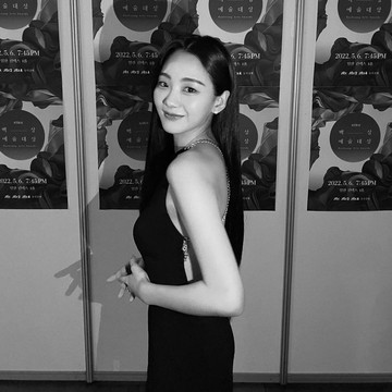 img-title Lagi Trend, Simak Gaya Selebriti Korea dalam Balutan Backless Dress yang Anggun dan Berkelas!