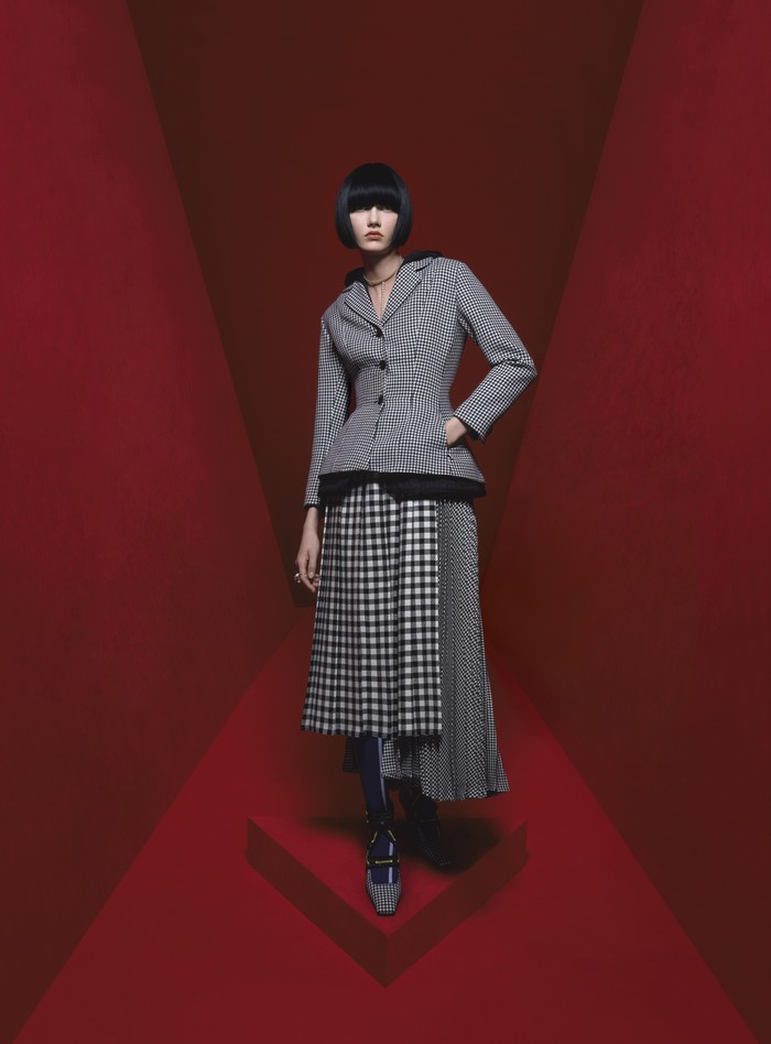 Koleksi Dior fall/winter 2022 yang dipresentasikan di Paris Fashion Week maret lalu segera masuk butik. Jaket Bar yang ikonis dari rumah mode ini tampil bersama rok berpotongan dekonstruktif. Foto: Brigitte Niedermair